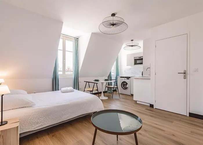 - Place Du Forum - Cathedrale - Center